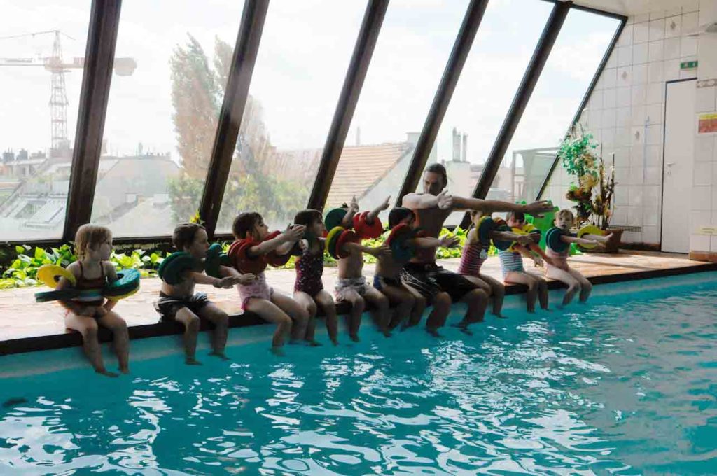 Kinder lernen schwimmen in der Wiener Schwimmschule